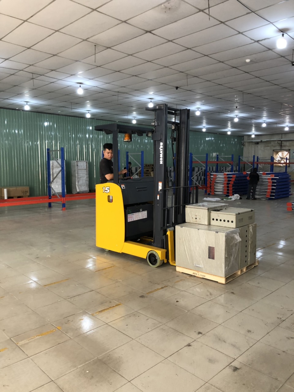 Xe nâng điện đứng lái
